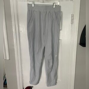 Under Armour Women’s Small Training pants Woven Light Gray Joggers NWT B10